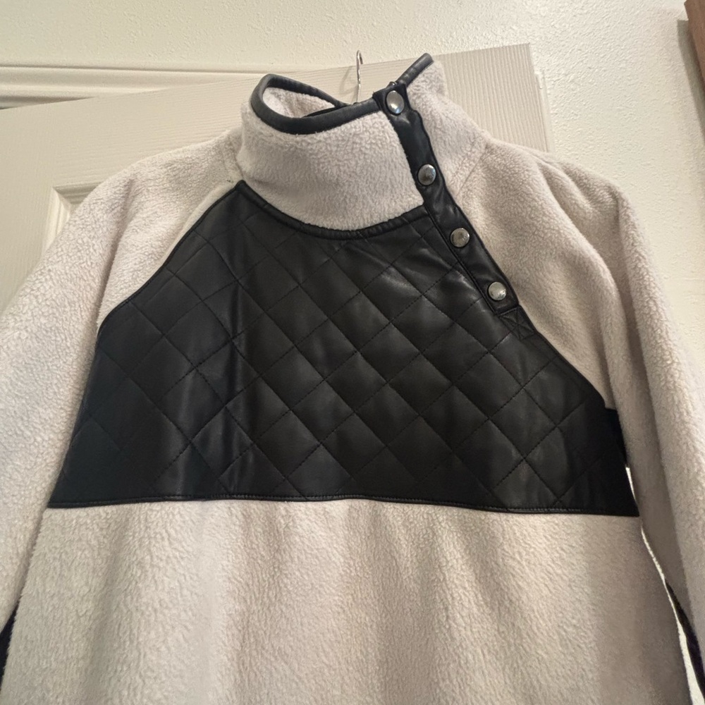 Abercrombie & Fitch Black and Cream Quilted Jacket - Picture 3 of 5